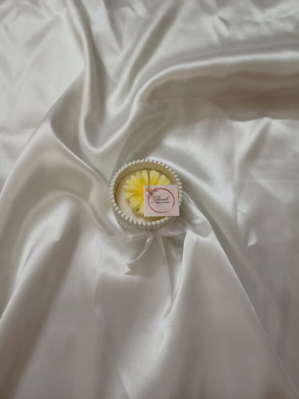 Daisy scented candle