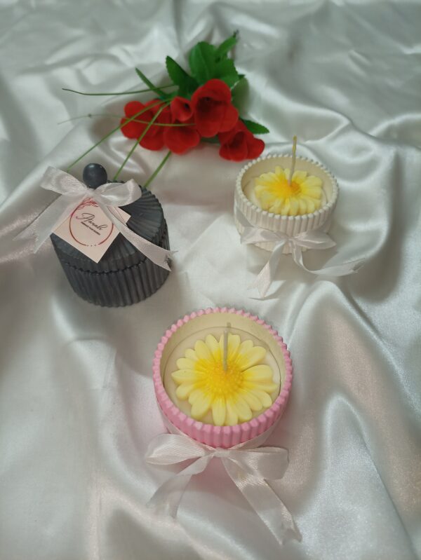 Daisy scented candle